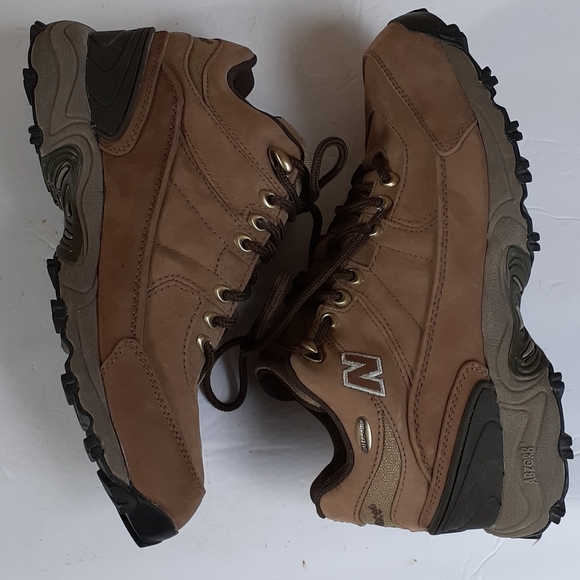 Balance 974 Mens Hikingwalking Shoe 